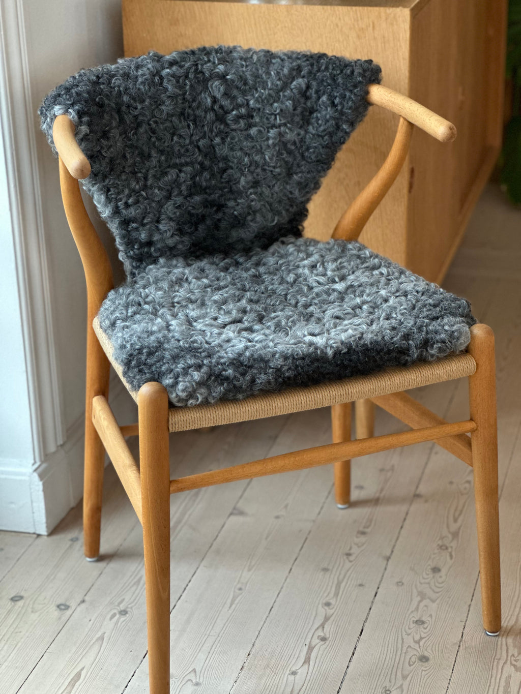 Hvile Y Gotlandsk Lammeskindshynde – Signatur